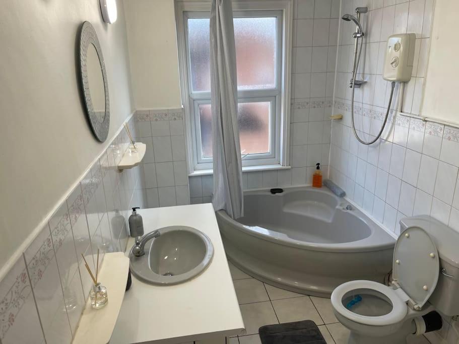 3 Bedrooms Comfortable Home With Jacuzzi Hot Tub Sleeps 10 Leicester Eksteriør billede